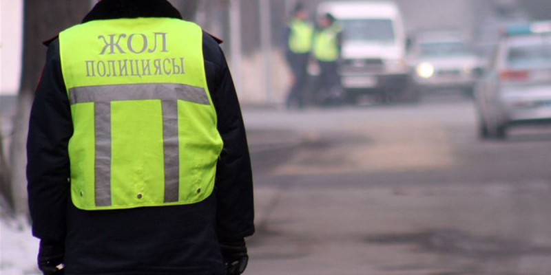 Жол ережесі: Полиция қызметкері өзі тоқтатқан көлікке бірден жақындауы шарт