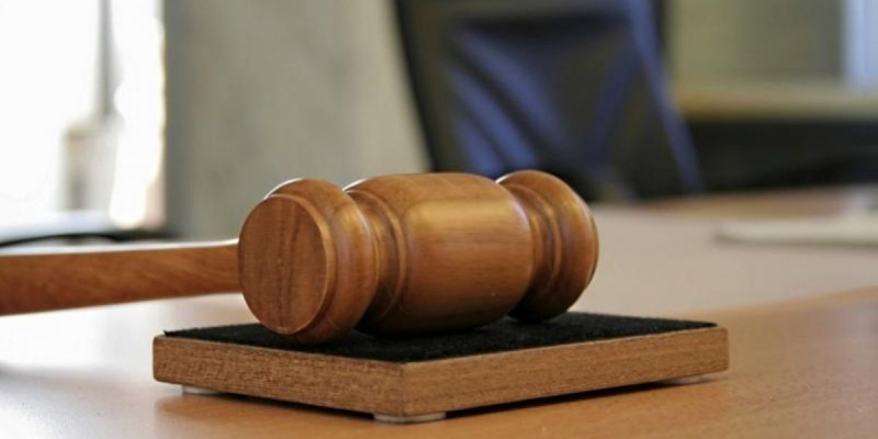 Полицейдің бетін тырнап, погонын жұлып алған әйел жауапқа тартылды