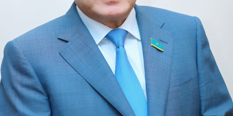 Жәй теректен Бәйтерекке дейін (Эссе)