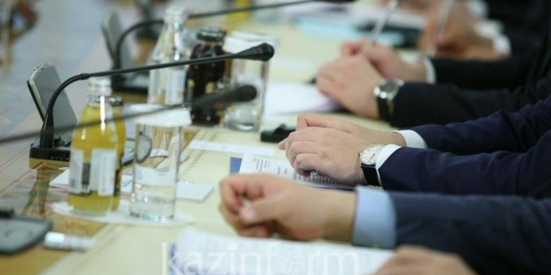 Әлеуметтік желідегі әдепсіз суреттері үшін 35 мемқызметкер жазаланды
