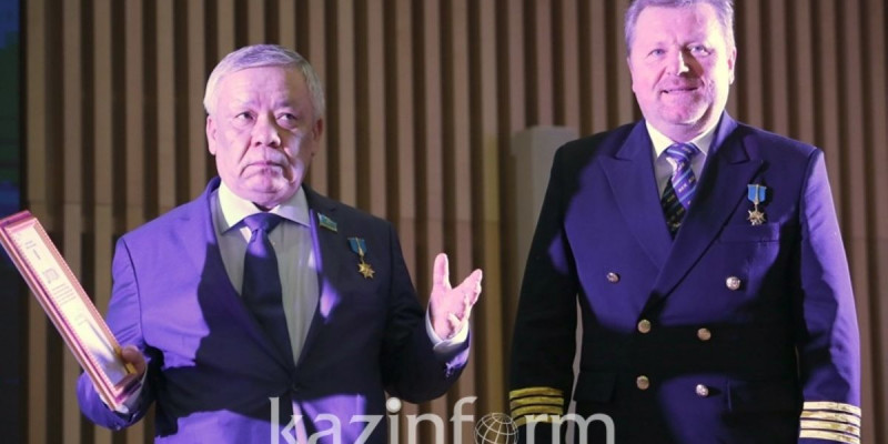 Астанада шассисіз ұшақты жерге қондырған ұшқыш марапатталды