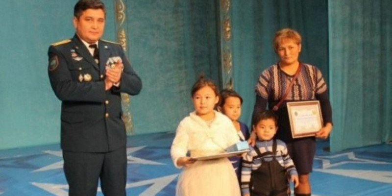 Өртеніп жатқан үйден бауырларын алып шыққан 8 жасар қыз марапатталды