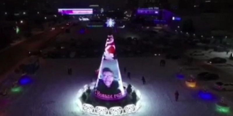 Астананың орталығында селфи-шырша пайда болды