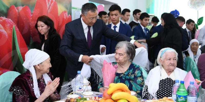 Жансейіт Түймебаев қарттар үйіндегі аналарды арнайы барып құттықтады