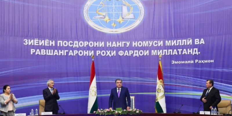 Эмомали Рахмон тәжік тілі мен мәдениетін қорғауға шақырды