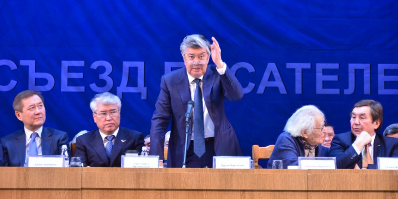 Жазушылар ойланды, жаңа төраға сайланды