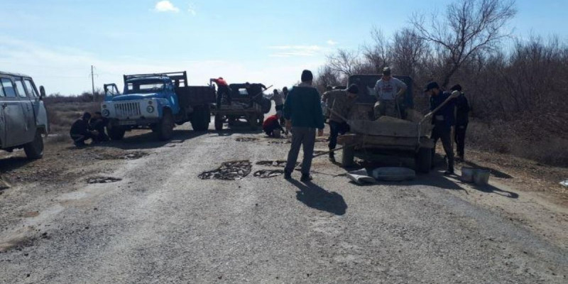 Асар: Төлебаев ауылының тұрғындары автожолды жұмыла жөндеді