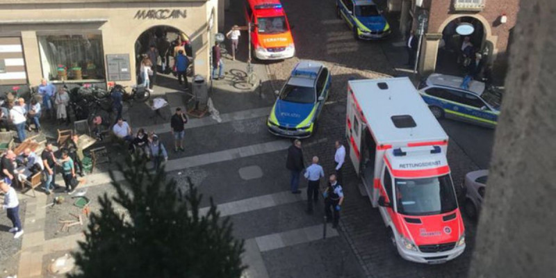 Германияда жүк көлігі адамдар тобын қағып, 3 адамды мерт қылды