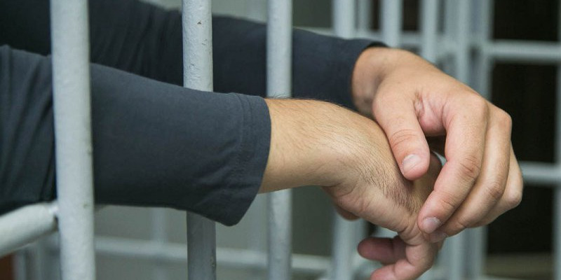 Балаларына 300 мың теңге қарыз болған азамат түрмеге қамалды