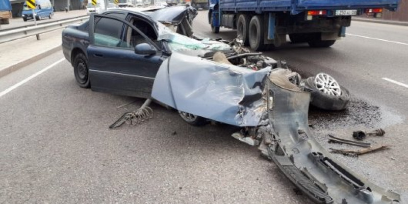 Алматыда ер адам жол бойында жүк көлігін жөндеймін деп қаза болды