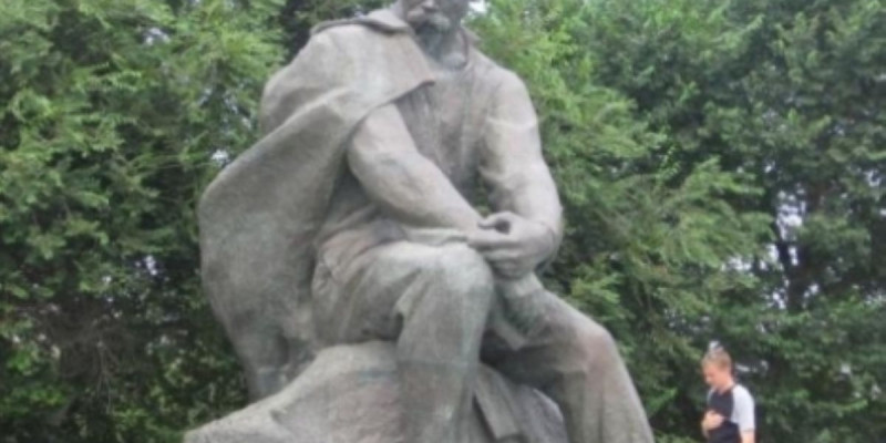 Достықтың қазығын қаққан ақын