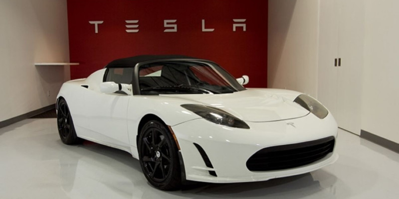 Tesla компаниясы 4 мың адамды жұмыстан қысқартады