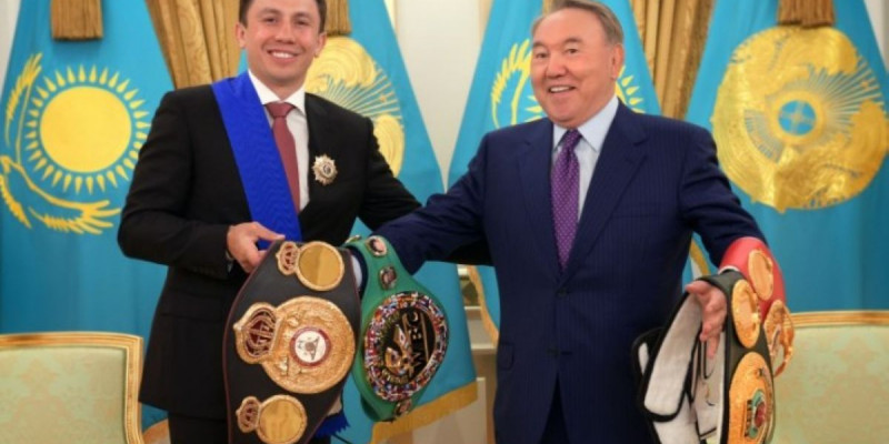 Головкин чемпиондық белбеуін Назарбаевқа сыйлады