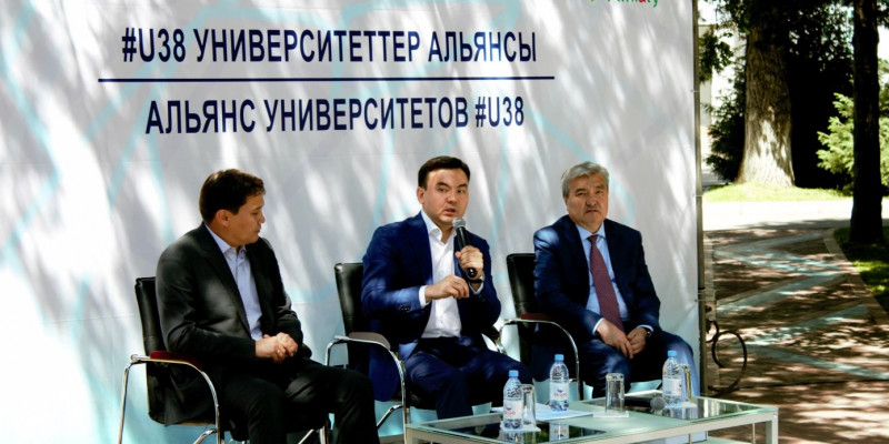 «100 жаңа оқулық» білімнің үстемдігін байқатады