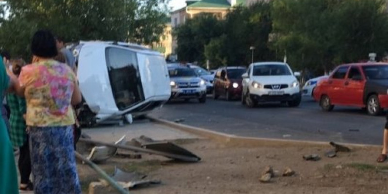 Атырауда Toyota аялдамаға соғылып, 6 адам зардап шекті