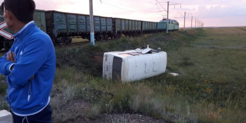 Екібастұз маңында жүк пойызы жолаушылары бар автобуспен соқтығысты