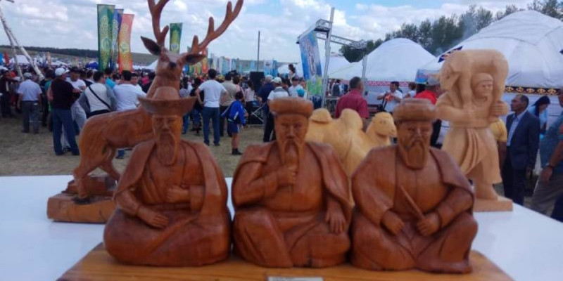 Қарағандылық шебер ағаштан танымал тұғалардың мүсіндерін жасайды