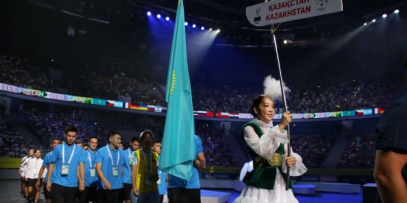 Алатау бөктеріндегі байрақты бәсеке