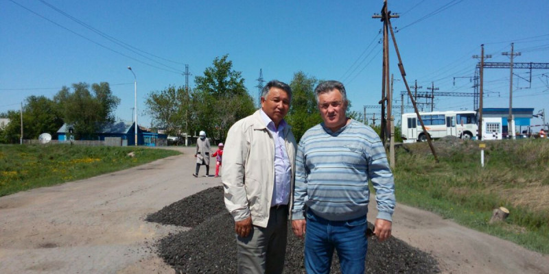 Тұрғындар тегіс жолмен жүреді