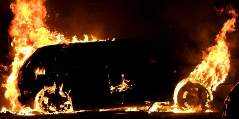 Оралда белгісіз біреулер 3 бірдей автокөлікті өртеп жіберген