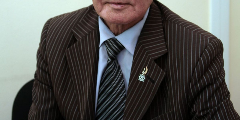 Өлеңнен маржан терген