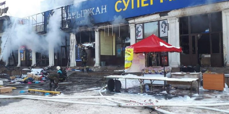 Алматының базарындағы өрт кезінде 7 дүңгіршек жанып кетті