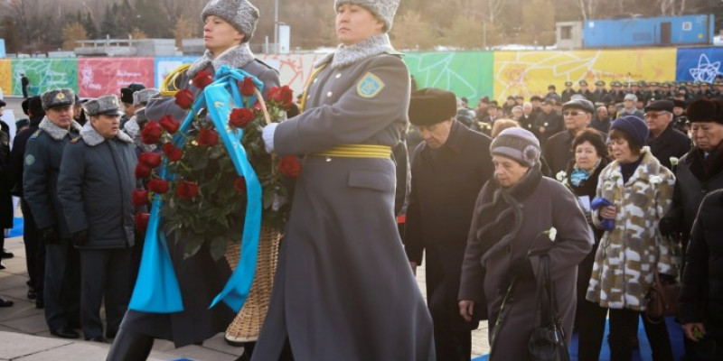 Алматыда Тәуелсіздік монументіне гүл шоқтары қойылды