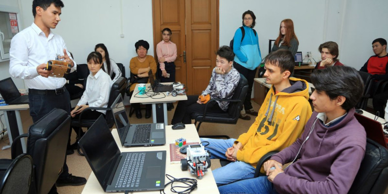Жас ғалымдар робототехника бойынша стартап жобалар жасайды