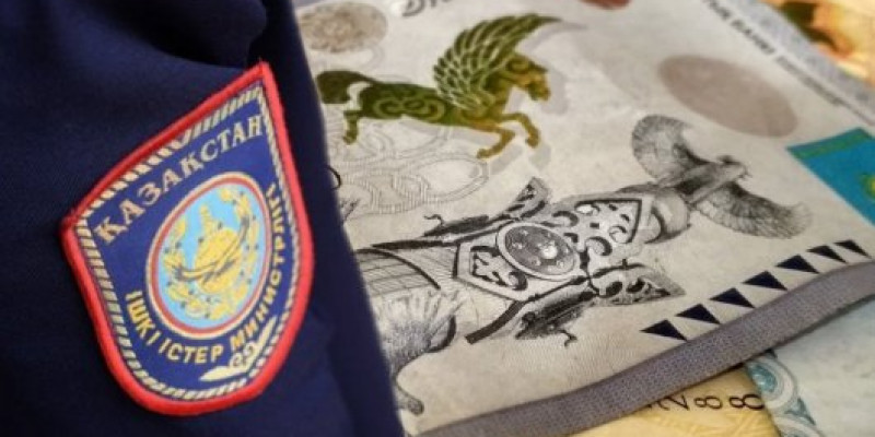 Алматыда 4 полицей пара алды деген күдікпен ұсталды