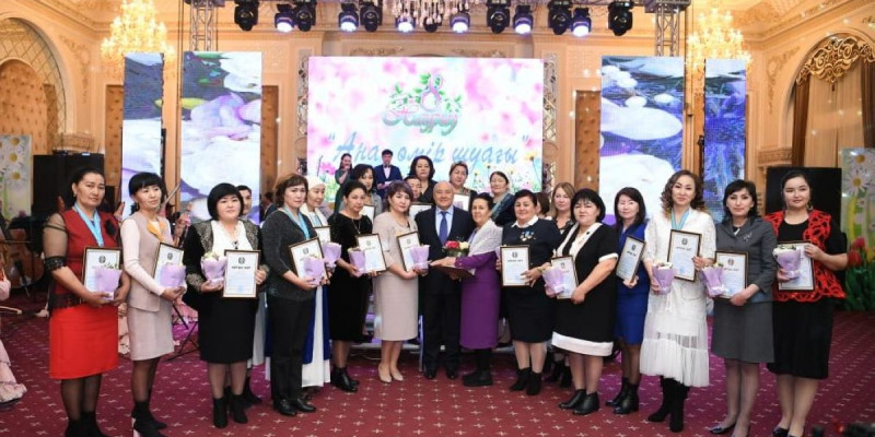 ТҮРКІСТАН: ӨҢІР БАСШЫСЫ АНАЛАРДЫ ТӨЛ МЕРЕКЕСІМЕН ҚҰТТЫҚТАДЫ
