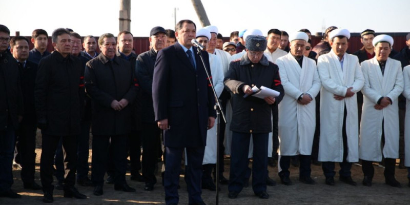 Атырауда қаза тапқан полицейді мыңдаған адам соңғы сапарға шығарып салды