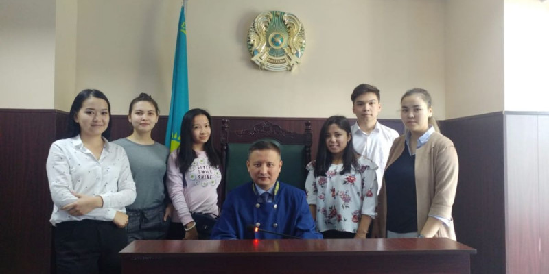 Алатау аудандық сотында студенттермен кездесу өтті