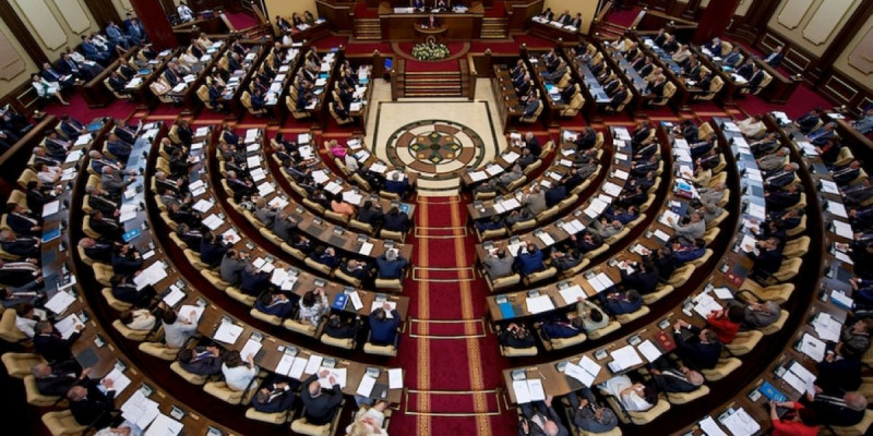 Парламент каникулға шығады