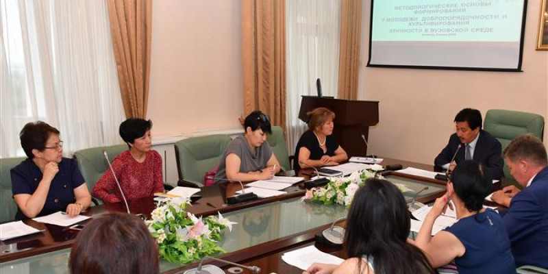 Студенттерге парасаттылық пен ізеттілікті үйретеді