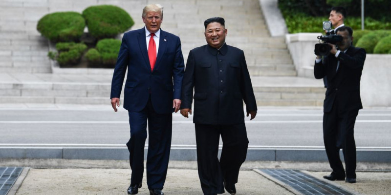 Дональд Трамп және Ким Чен Ын Корея шекарасында кездесті