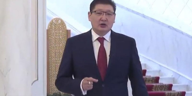 Б. Уәли Абай өлеңінен үзінді оқу эстафетасын Мекемтас Мырзахметовке жолдады