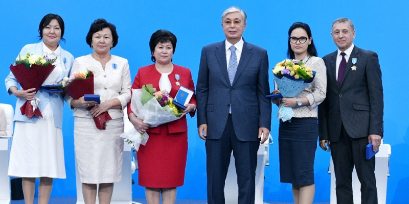 Президент үздік педагогтарды марапаттады