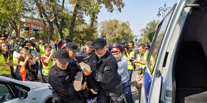 Митингте ондаған адам ұсталды