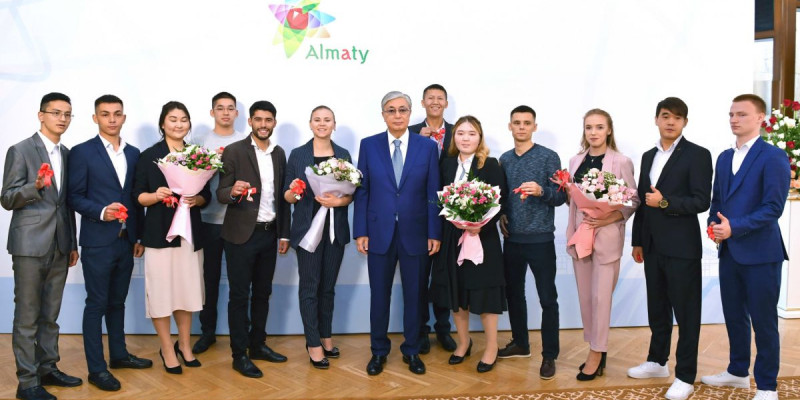Мемлекет басшысы балалар үйінің тәрбиеленушілеріне пәтер кілтін табыстады