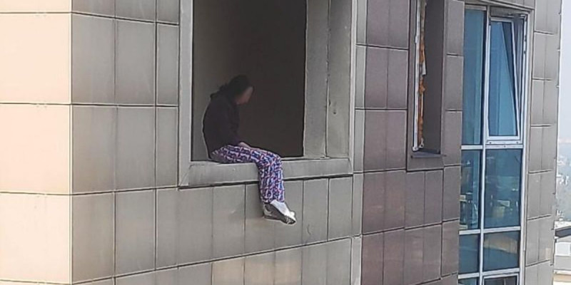 Алматы полицейлері 20-қабаттан секірмек болған жас ананы құтқарды