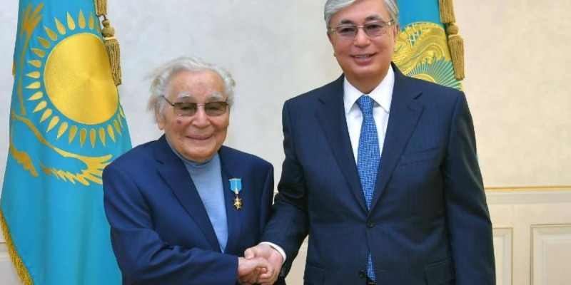 Президент Әбдіжәміл Нұрпейісовке «Алтын жұлдыз» белгісін табыстады