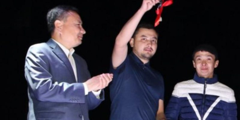Қызылордалық кәсіпкер көпбалалы отбасыға пәтер сыйлады
