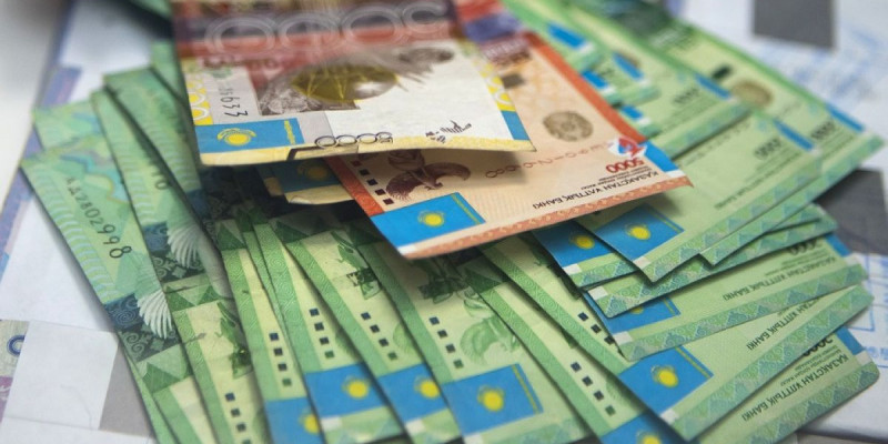 Қарағандыда әкімдік қызметкерінің салықтық қарызы 65 млн теңгеден асып жығылған