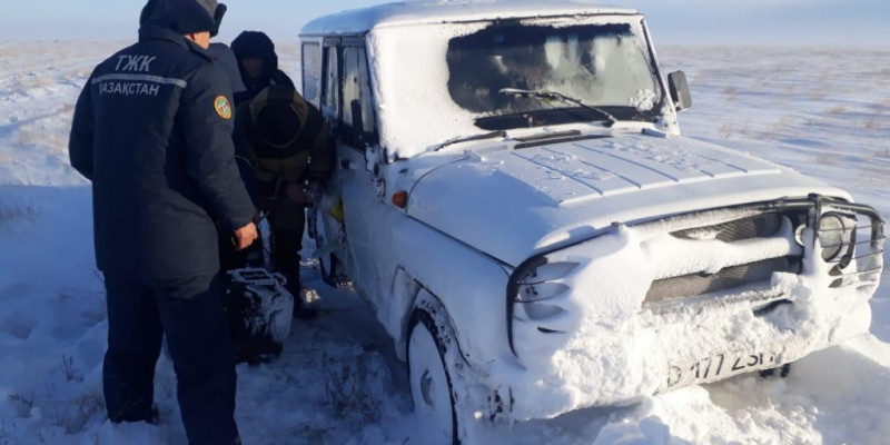 Ақтөбеде қар құрсауында қалған көлікте бір адам көз жұмды