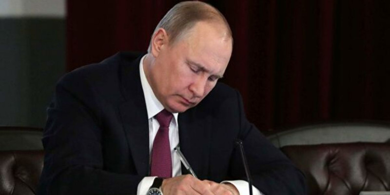 Ресейде журналистерге "шетел агенті" деп айдар тағатын заңға қол қойылды