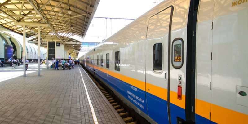 Әуе билеттерінің күші жойылған жолаушылар үшін пойыздарға қосымша вагондар тіркеледі