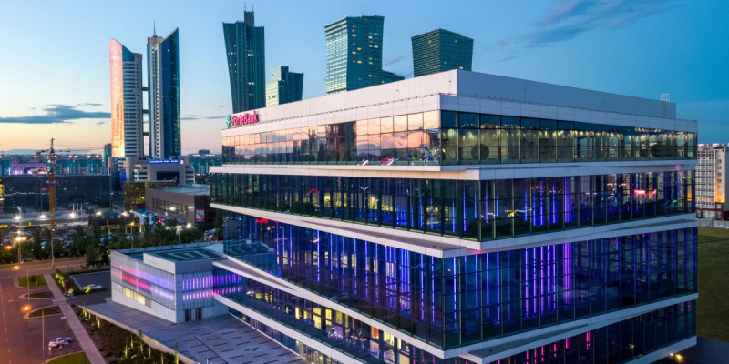 «Тұрақтыдан» – «Позитивтіге»: Fitch Ratings қазақстандық қаржы ұйымының рейтингін көтерді