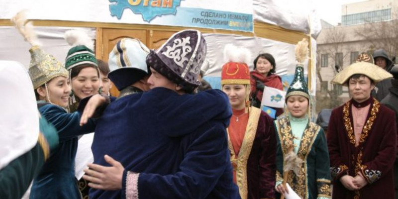 Құйылсын көшің...
