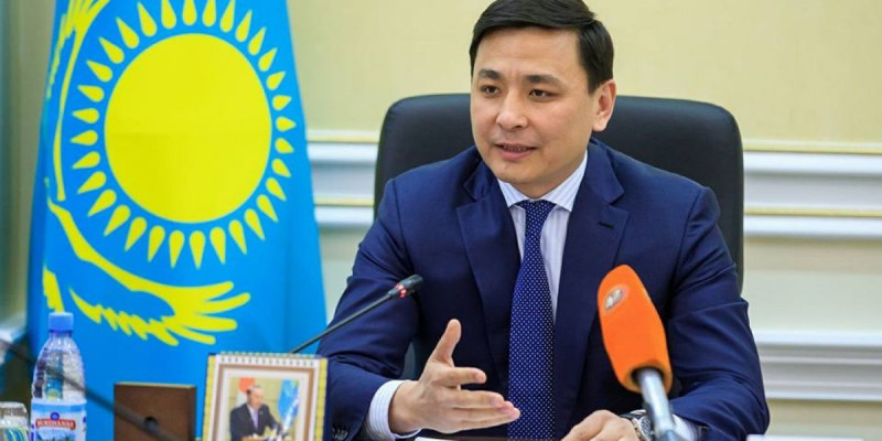 Елорда әкімі тілшілерге Абайдың өлеңін оқып берді