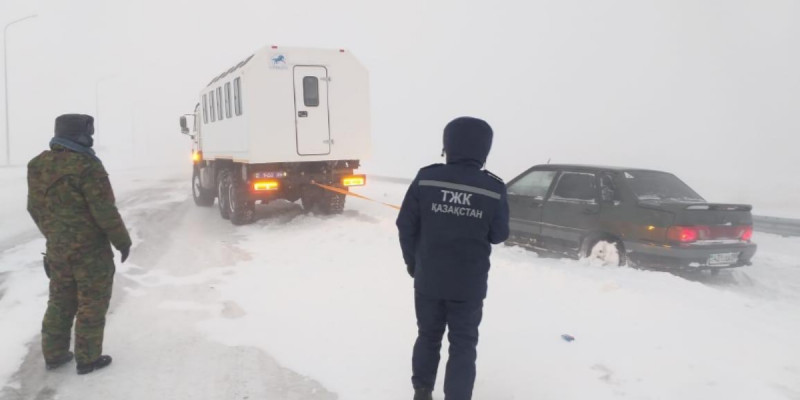 Түркістан: Жол жабылуы салдарынан перзентханаға жете алмаған 2 жүкті әйел құтқарылды